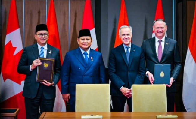 Presiden Republik Indonesia, Prabowo Subianto dan Perdana Menteri Kanada Mark Carney menyaksikan upacara penandatanganan Nota Kesepahaman antara Indonesia dan Kanada yang berlangsung di West Block, Parliament Hill, Ottawa, pada Rabu, 24 September 2025. [BPMI Setpres]  